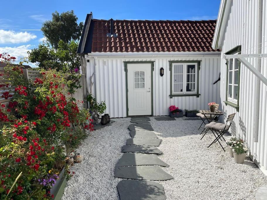 Idyllisk Lite Anneks Med Enestaende Uteplass Larvik Dış mekan fotoğraf