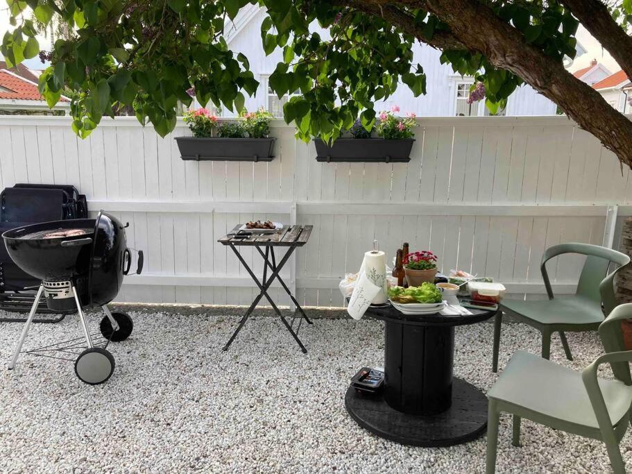 Idyllisk Lite Anneks Med Enestaende Uteplass Larvik Dış mekan fotoğraf
