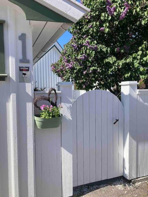 Idyllisk Lite Anneks Med Enestaende Uteplass Larvik Dış mekan fotoğraf