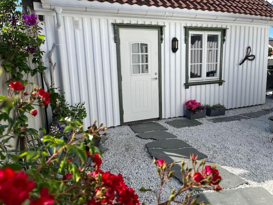 Idyllisk Lite Anneks Med Enestaende Uteplass Larvik Dış mekan fotoğraf